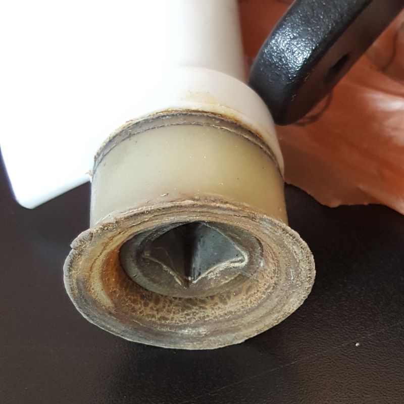 Зношений сальник шнека